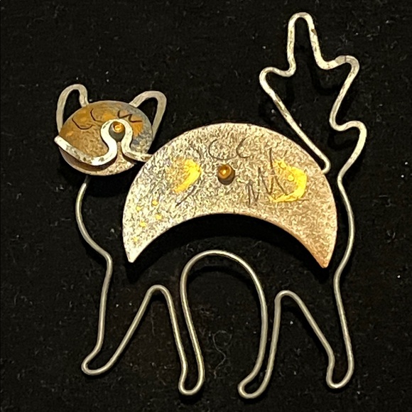 Artistic Cat Brooch in Gold and Silver